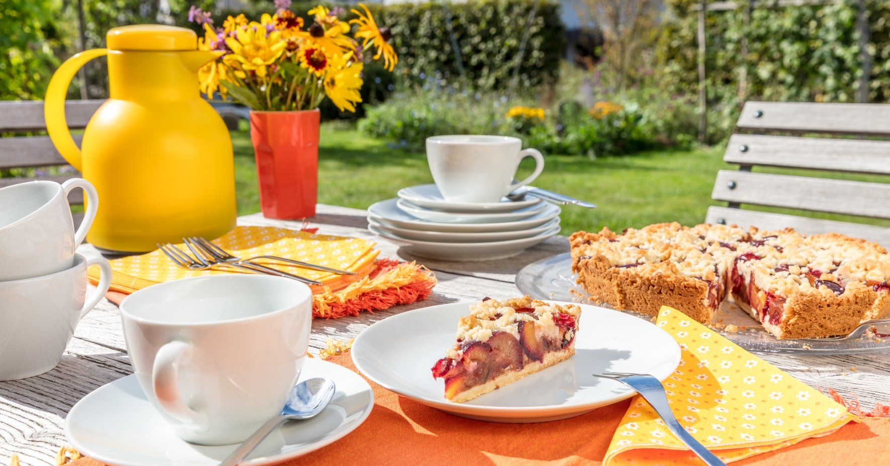 Les aliments non couverts dans le jardin attirent les guêpes