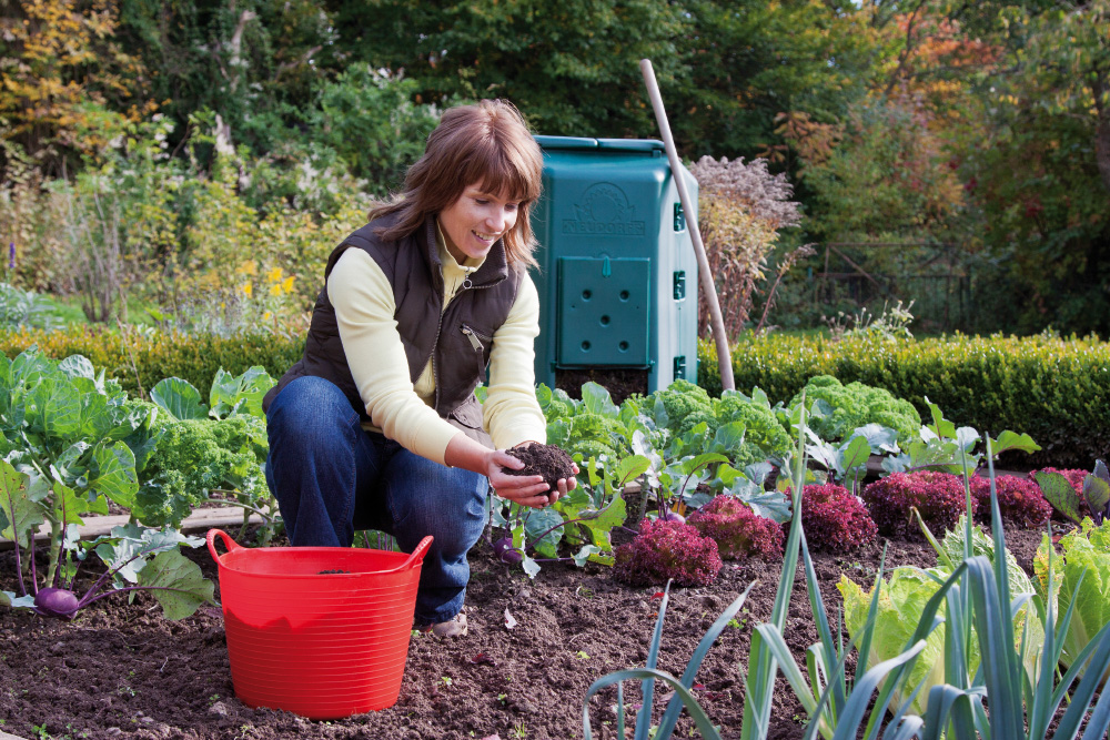 une femme plantant des légumes